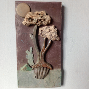 Árbol con fósil pequeño