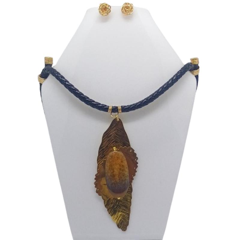 Collar Forjados del Alma en Cuero Sintético con Dije de Hojas y Piedras