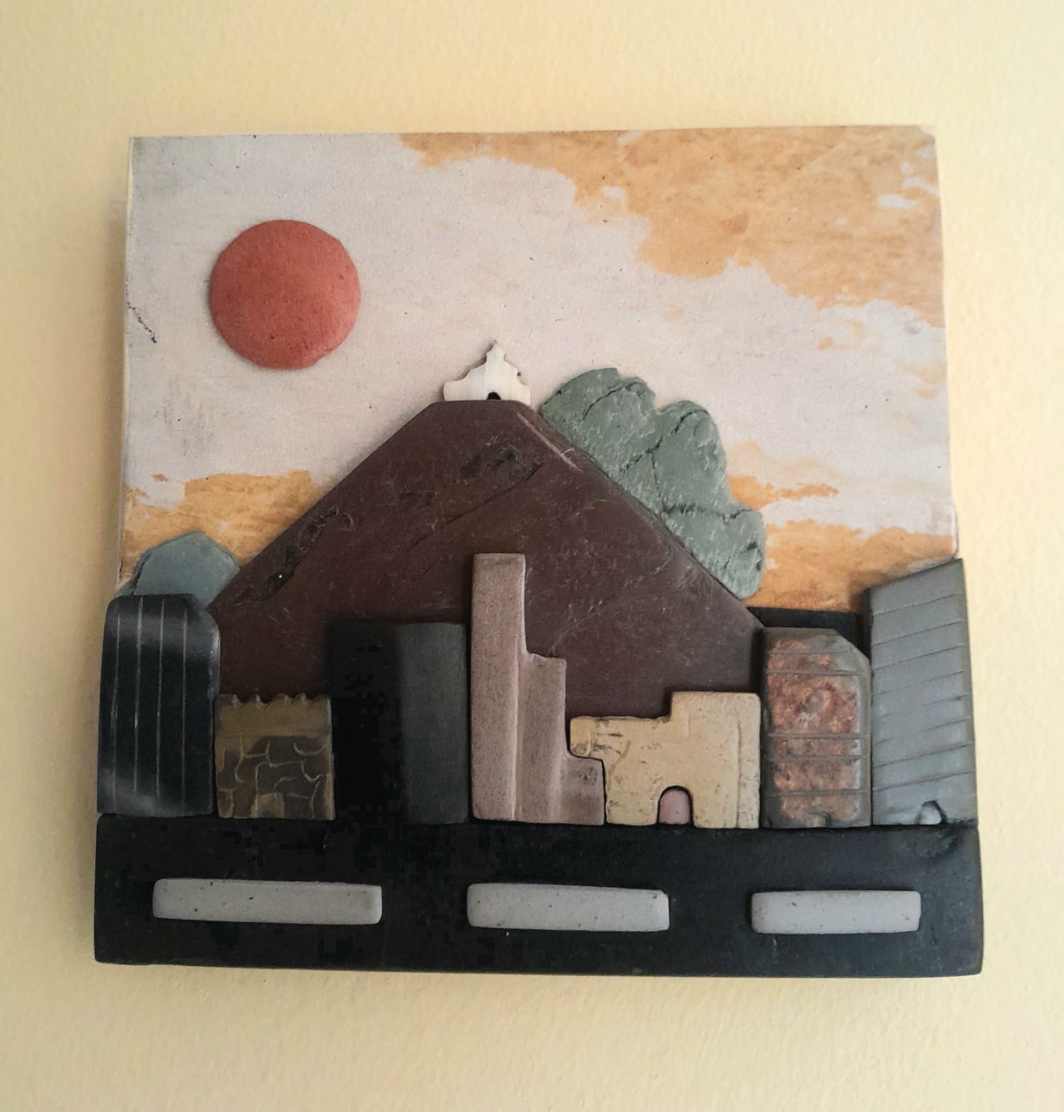 En el camino hacia el santuario, y en sus inmediaciones, se encuentran expresiones de arte popular: venta de artesanías, pinturas religiosas, recuerdos tallados en madera o piedra. Esto refleja cómo el arte no solo se limita a lo monumental, sino también a las creaciones de la cultura viva alrededor del cerro.