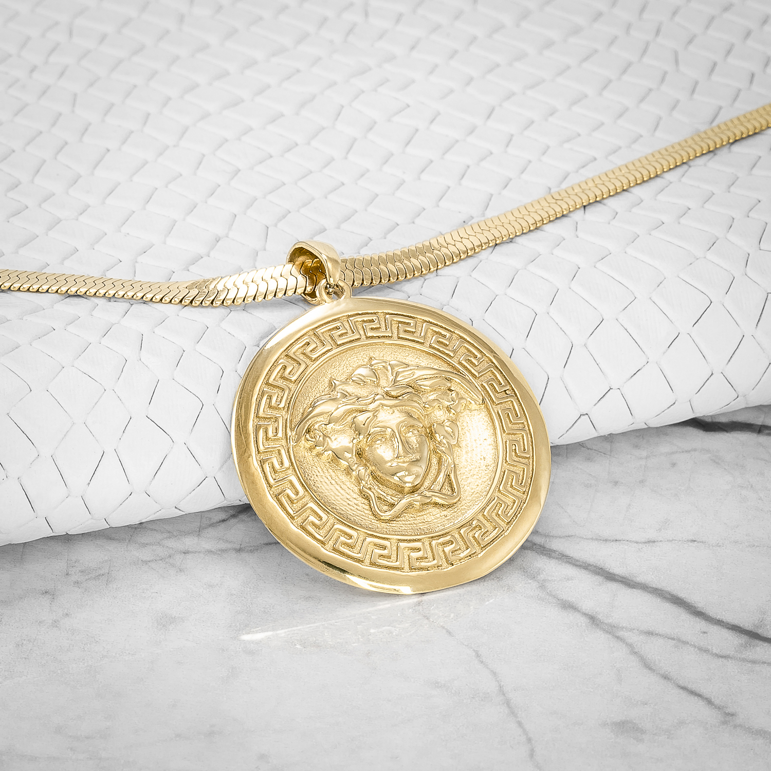 Medalla medusa dorada